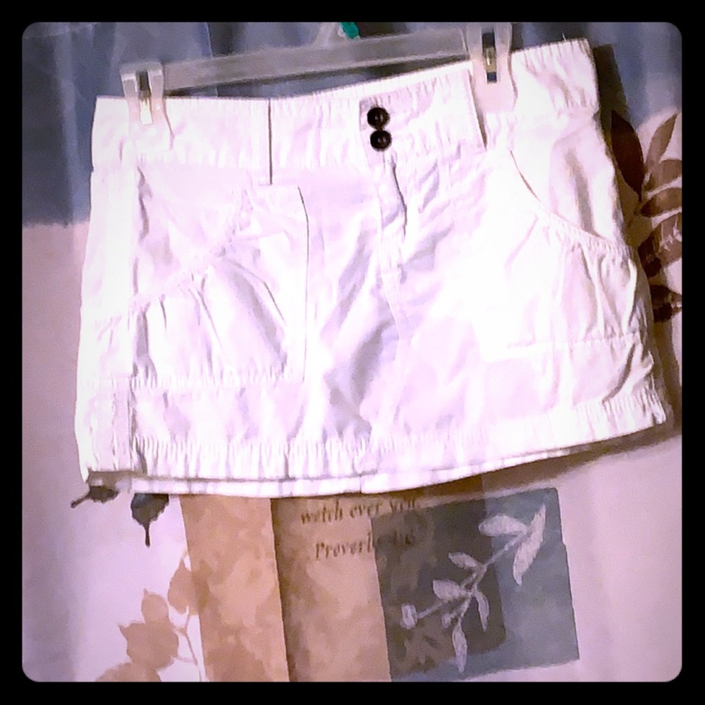 White skirt, double button, fun pockets !!🎊🎉